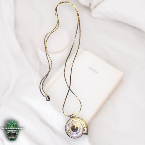VINTAGE Power Nautilus Seashell & Gold Tone Metal Chain Pendant Mermaid Necklace - Picture 2 of 10